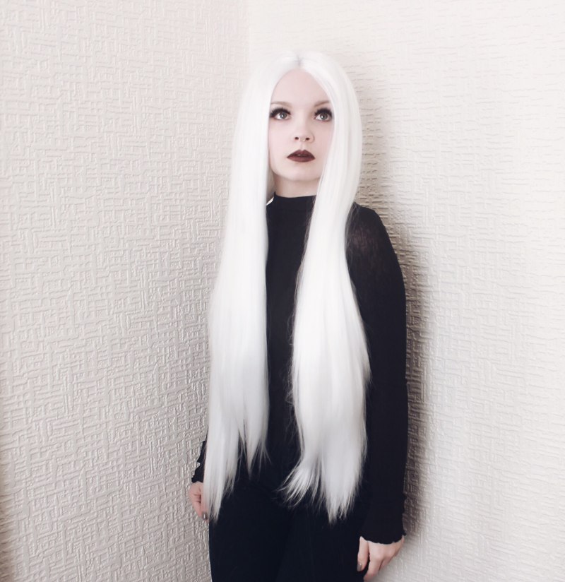 Девушка с белыми волосами