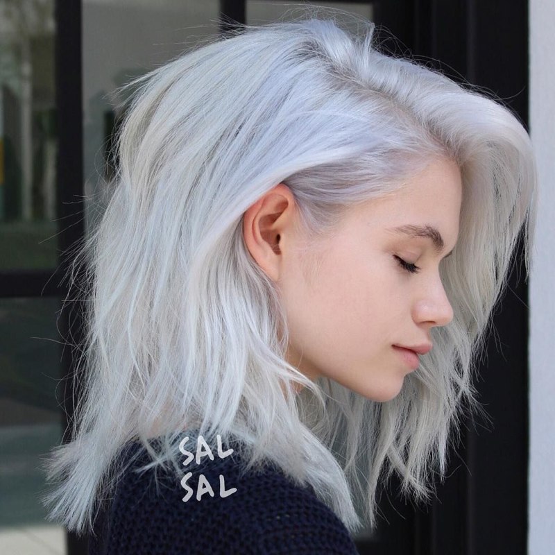 Платиновая блондинка с длинными волосами