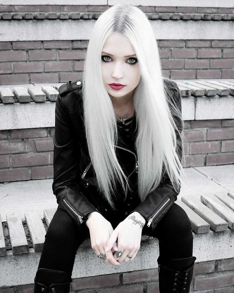 Натуральные белые волосы у девушки