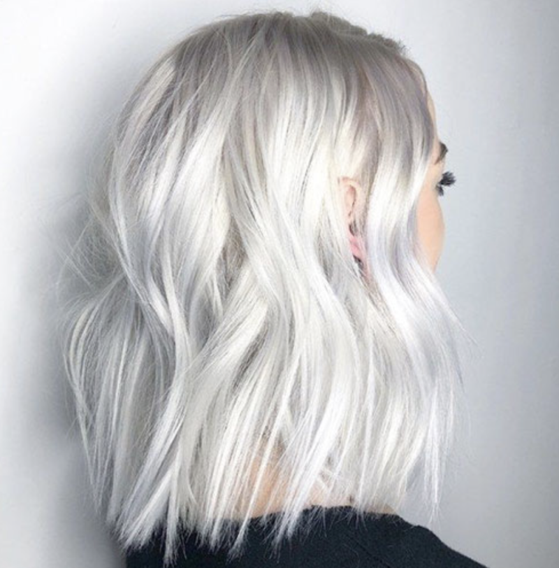 Девушка с белыми волосами