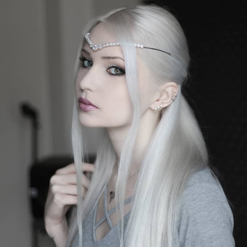 Девушка с белыми волосами