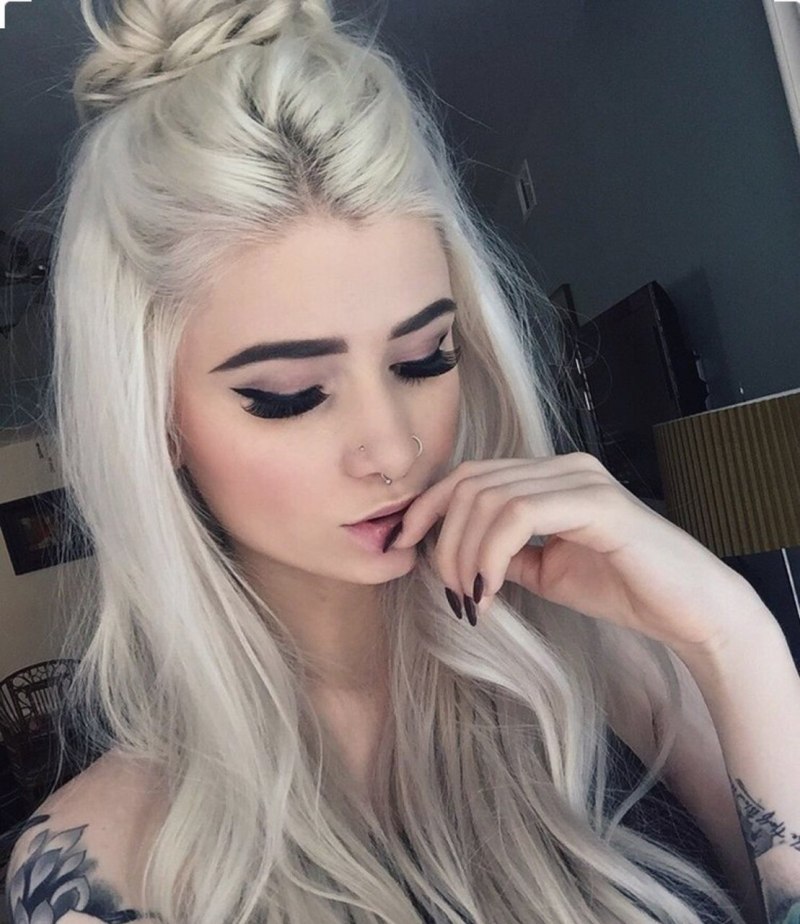 L С белыми волосами