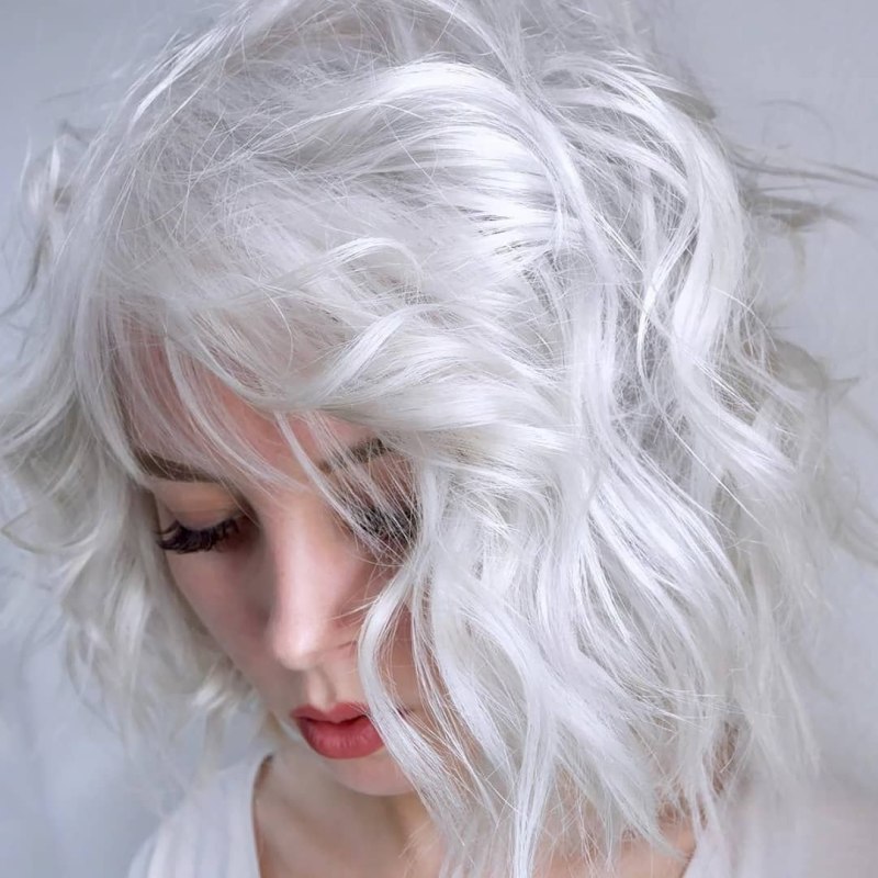 Яркая блондинка