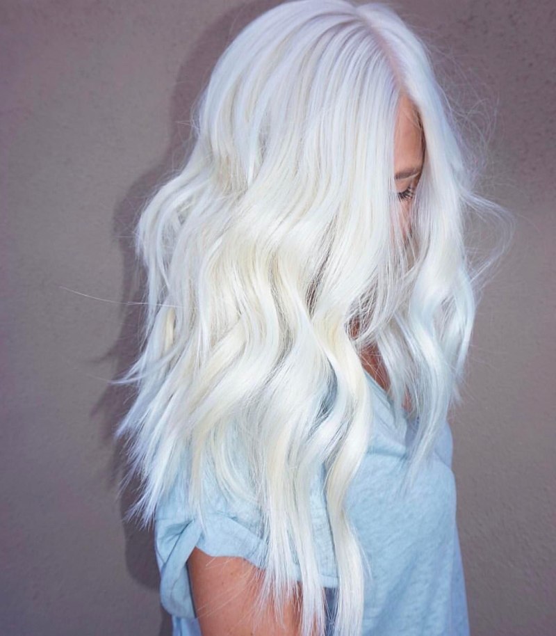 Девушка с белыми волосами