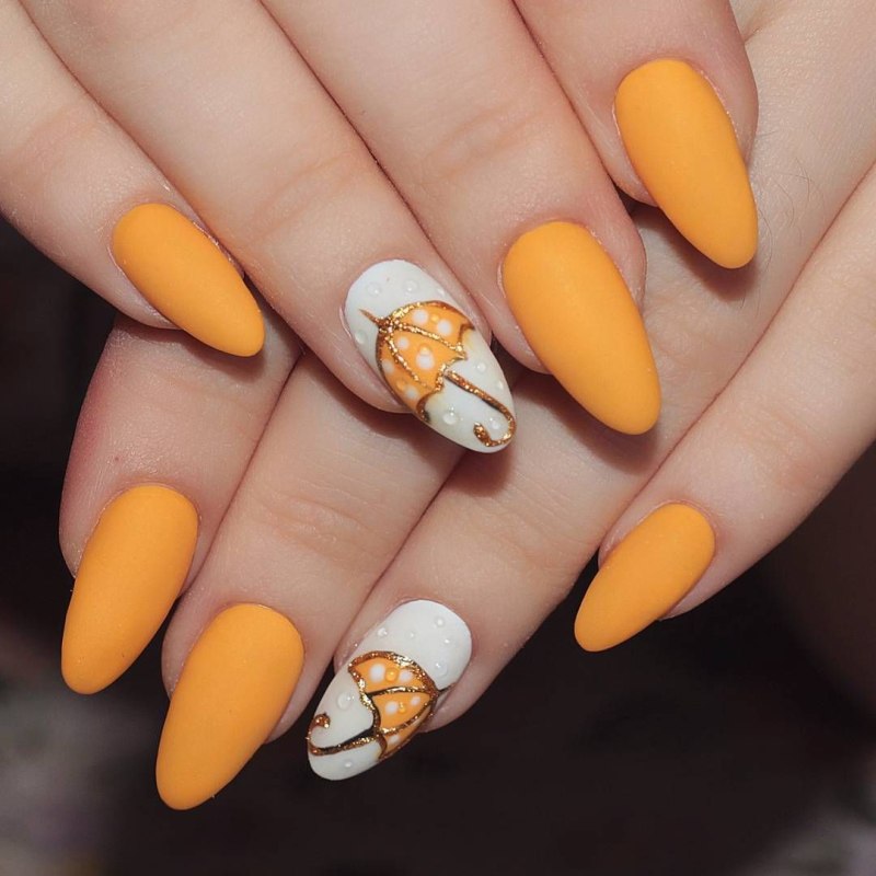 Золотой френч на миндалевидных ногтях 2021