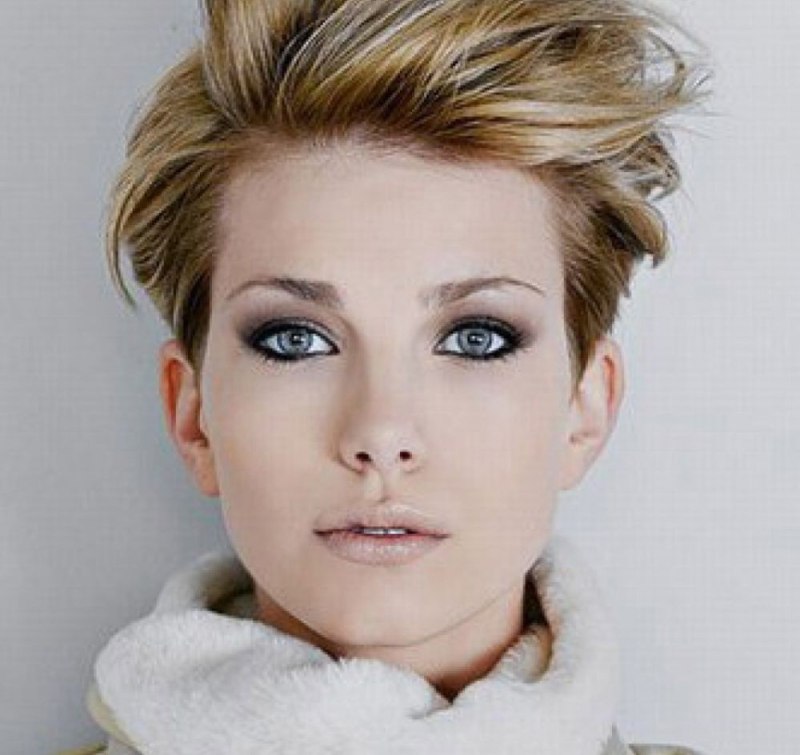 Короткие волосы зачесанные назад