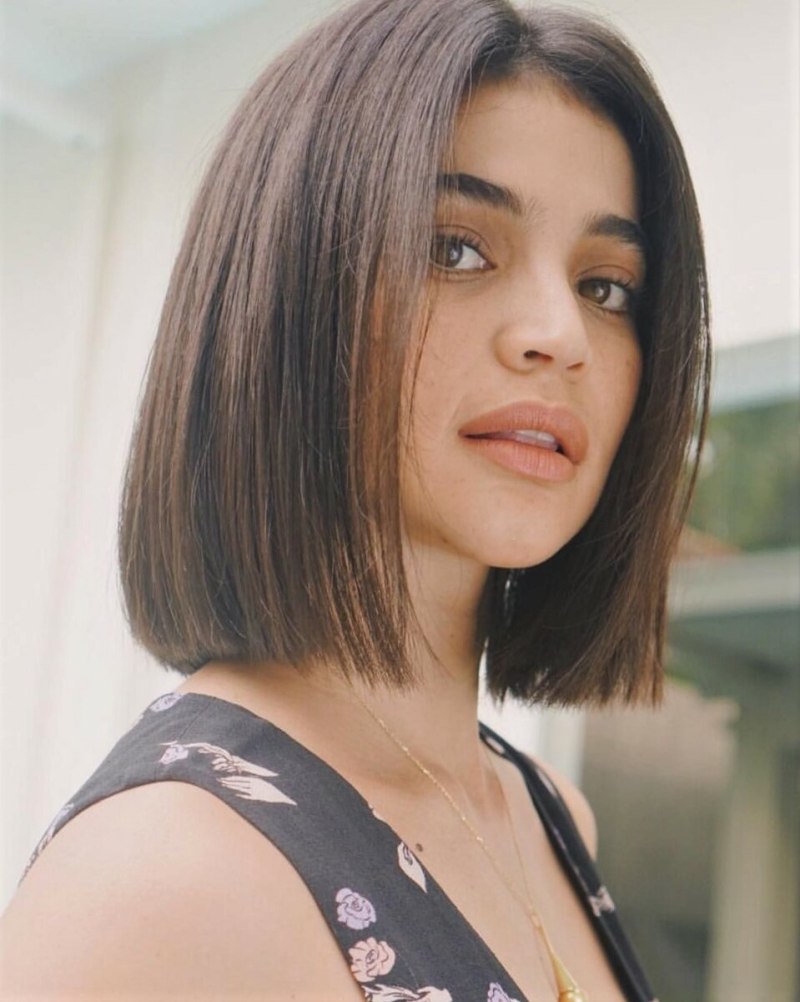 Удлиненное каре без челки 2022