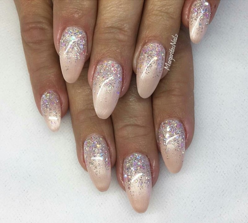 Растяжка блестками на ногтях