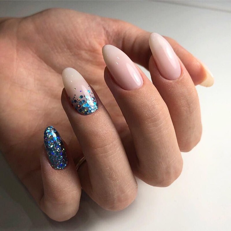 Растяжка вблестками на ногте