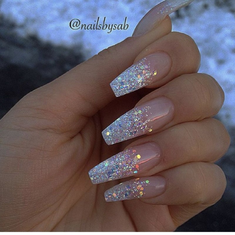 Ногти с блёстками на кончиках острые