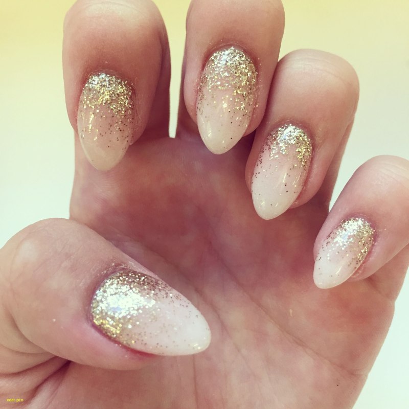 Миндалевидные ногти с блестками