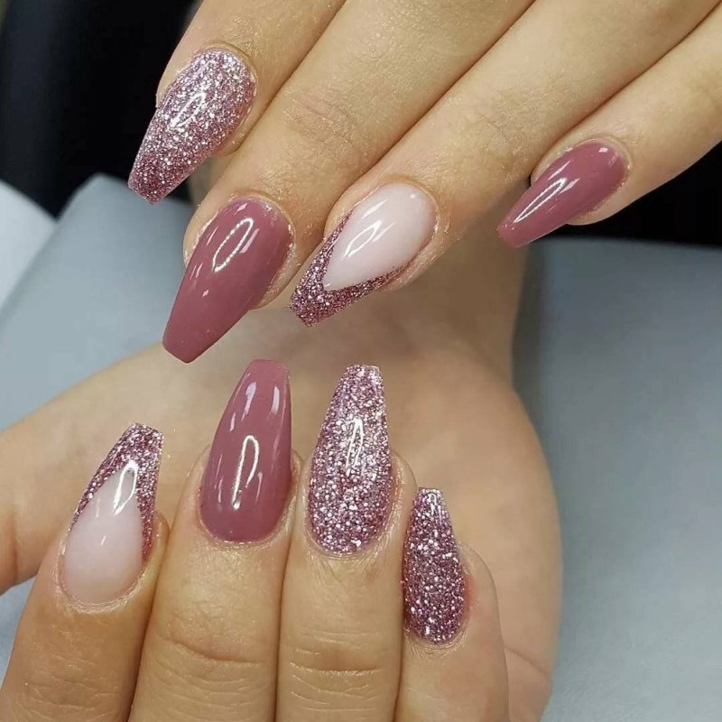 Миндалевидные ногти с блестками