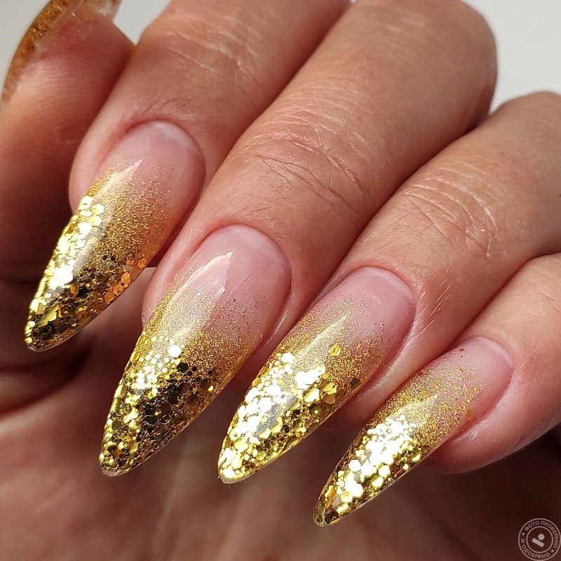 Маникюр растяжка блестками