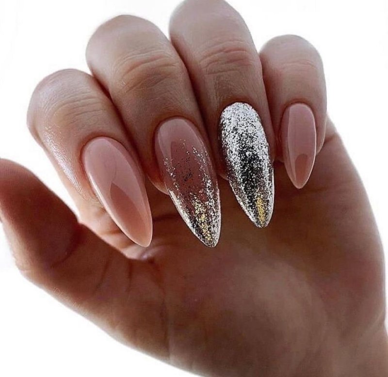 Нюдовый миндаль с блестками 2022