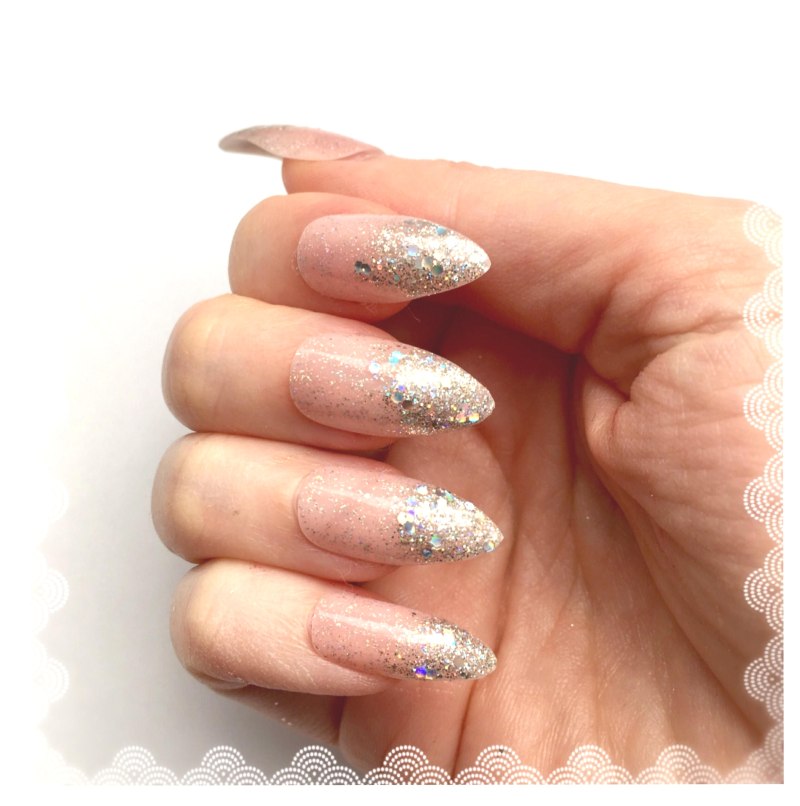 Маникюр с серебряными блестками на кончиках