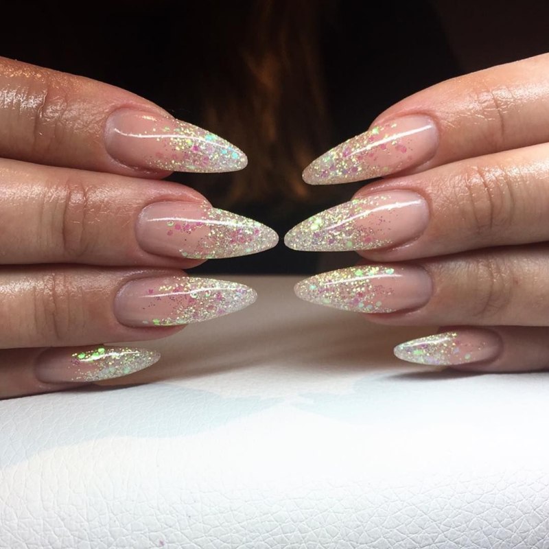 Френч блестками на ногтях миндаль