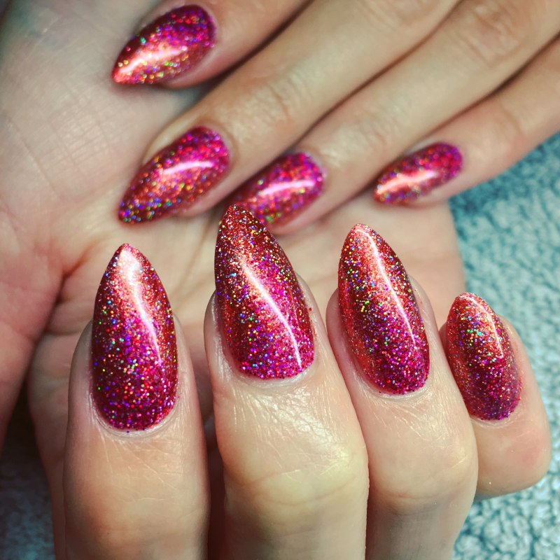 Ногти миндаль нюдовые с блестками