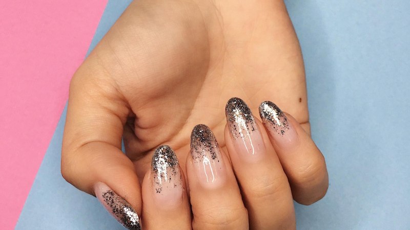 Белый маникюр с блестками