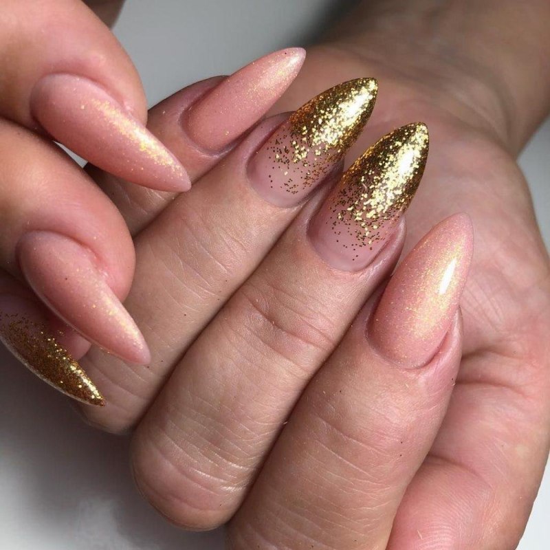 Маникюр на овальные ногти с блестками