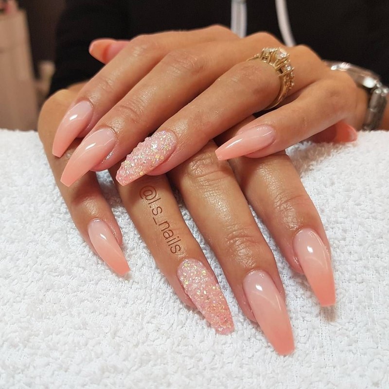 Ногти с блескомрозовые острые