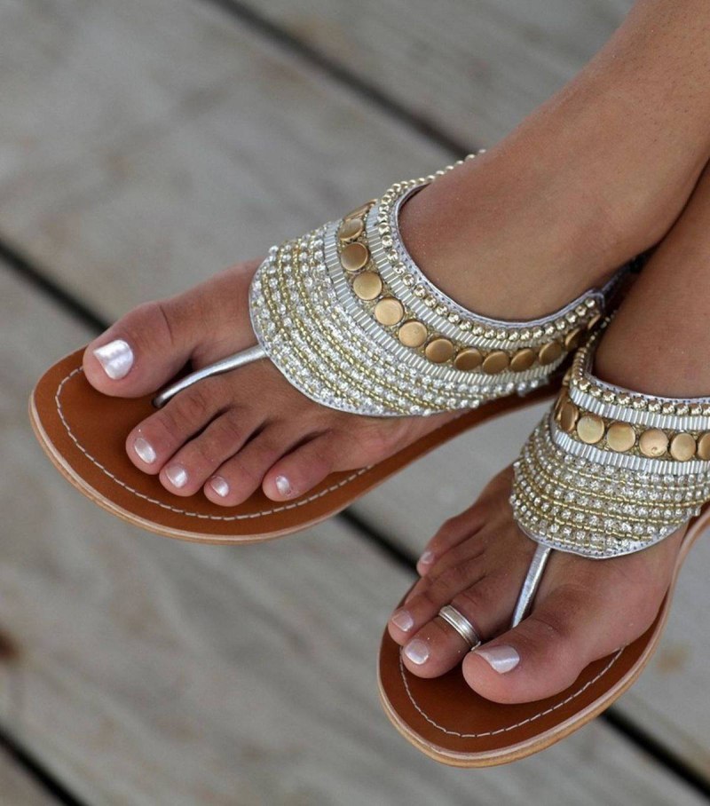 Красивый педикюр в пастельных тонах и камни