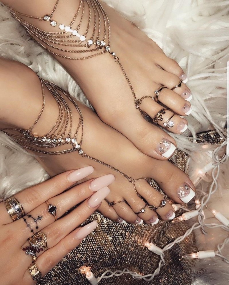 Педикюр с вензелями