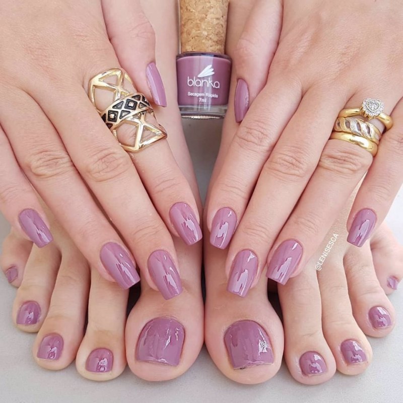 Педикюр в цветных тонах