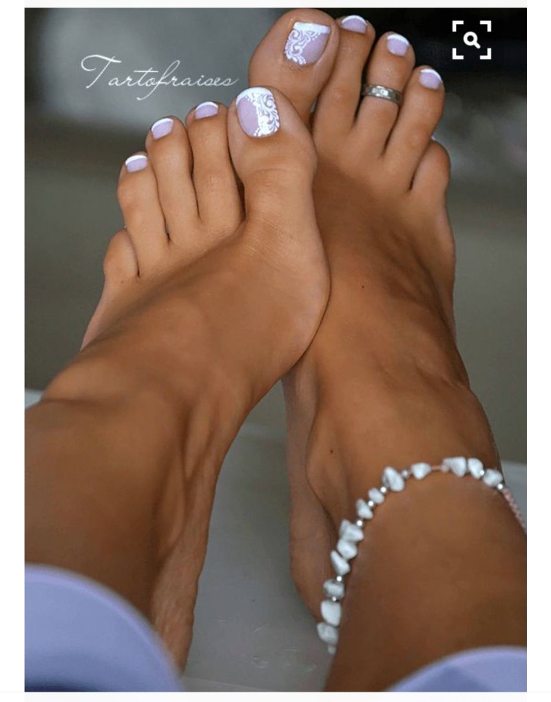 Маникюр и педикюр в одном стиле телесный