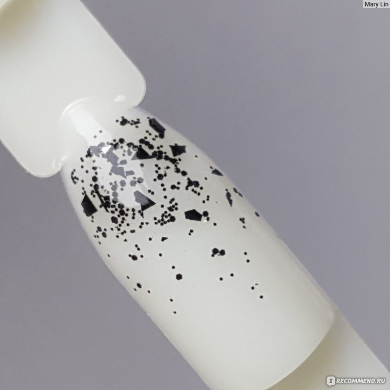 Маникюр с черными вкраплениями