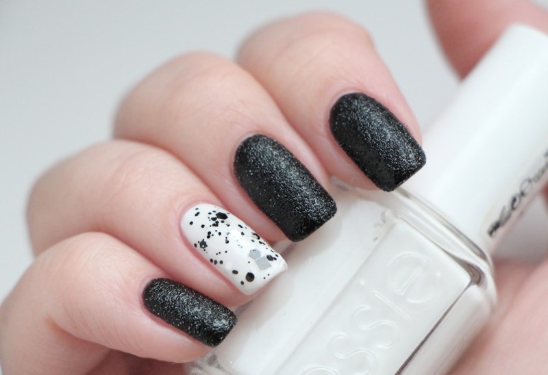 Черные блестки на ногтях