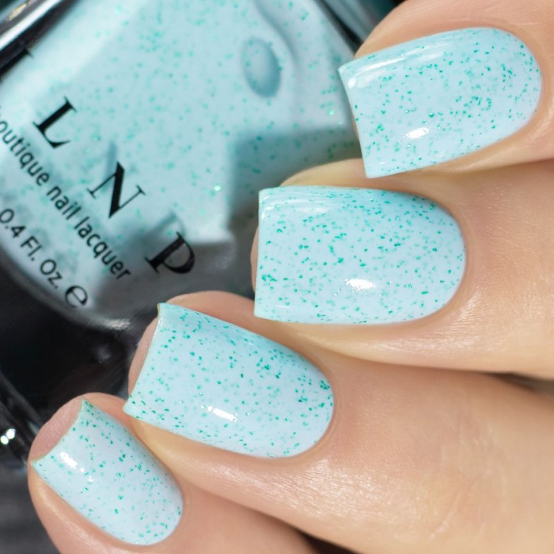 Маникюр в крапинку