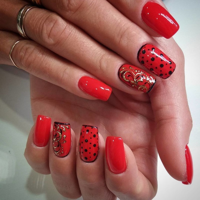 Маникюр с красным цветом