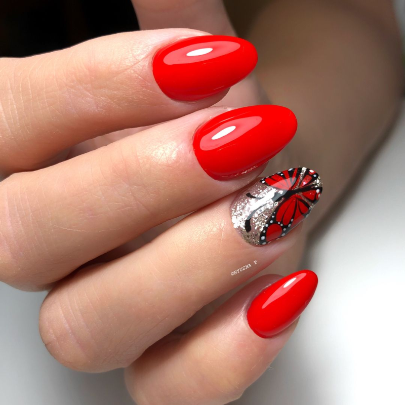 Красный маникюр