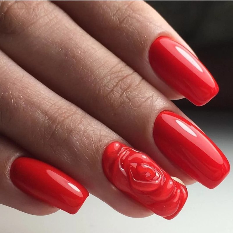 Красный маникюр