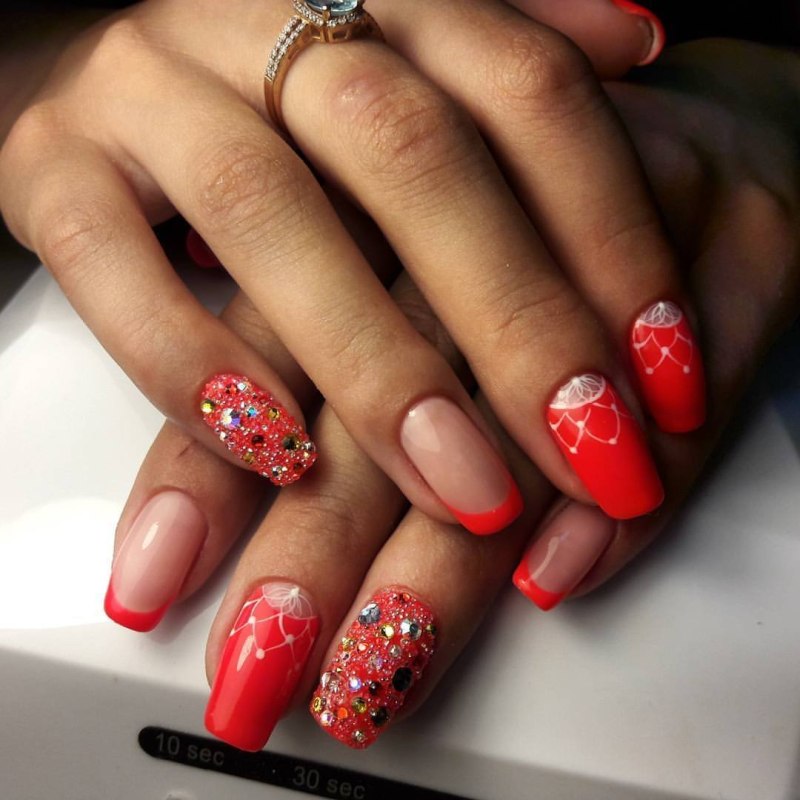 Ярко-красный маникюр