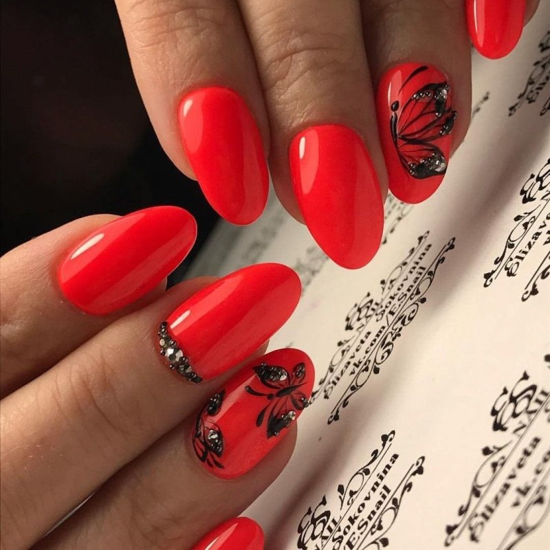 Маникюр с красным цветом
