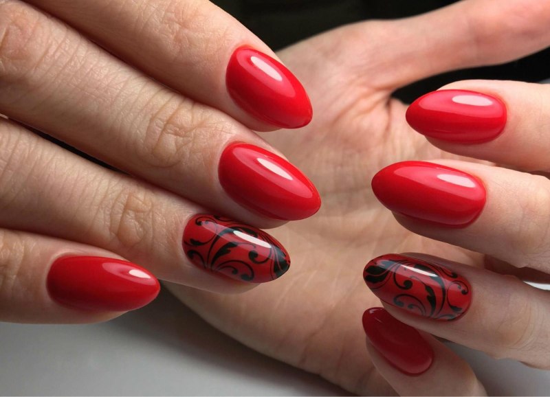 Красивый красный маникюр