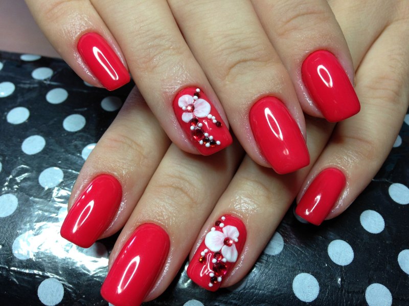 Яркий красный маникюр