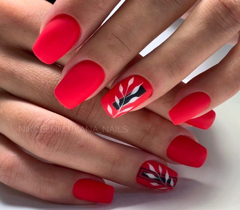 Ярко-красный маникюр