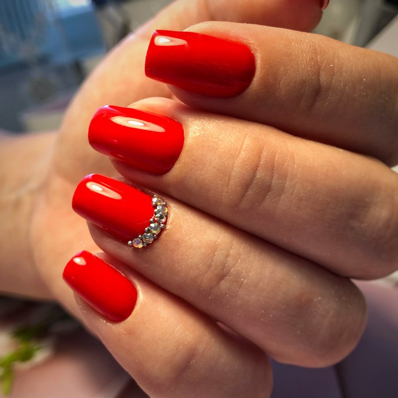 Красивый красный маникюр