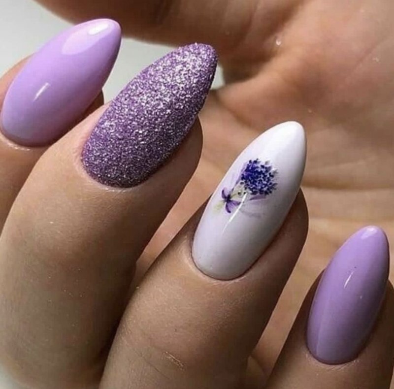 Фиолетовый маникюр с блестками