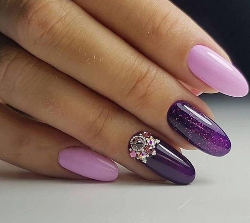 Маникюр фиолетовый с розовым