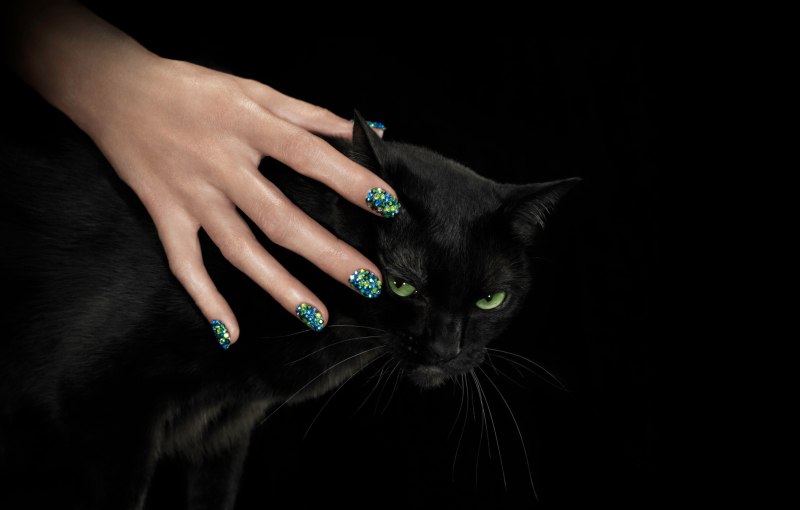 Девушка с маникюром