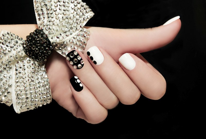 Красный лак для ногтей