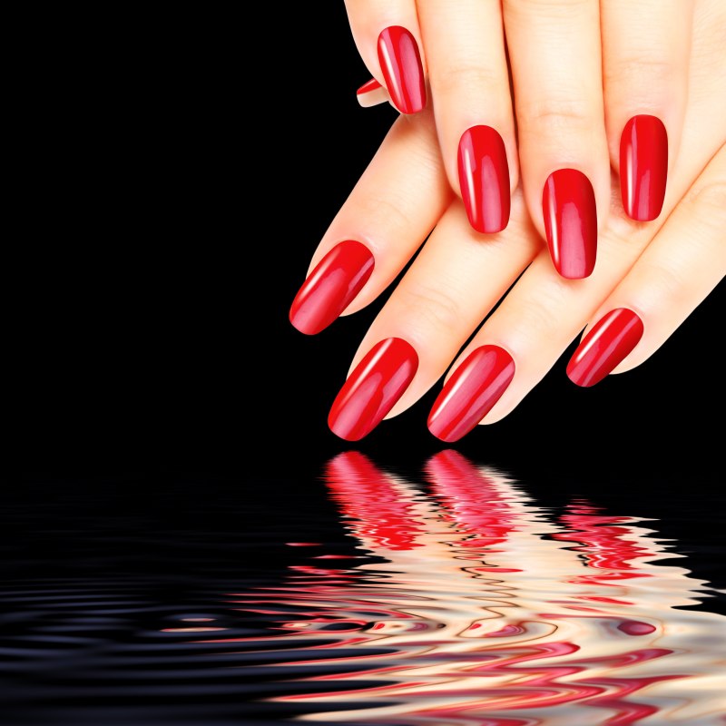 Красивые ногти на черном фоне