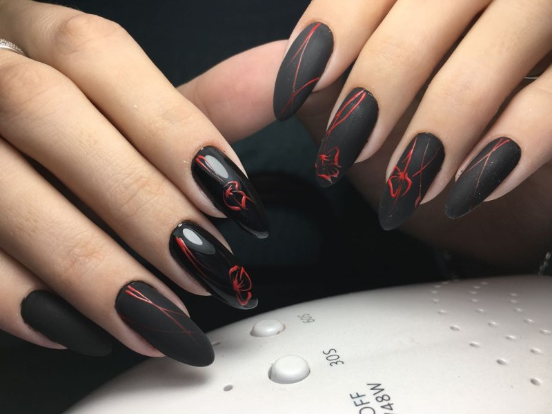 Маникюр на черном фоне