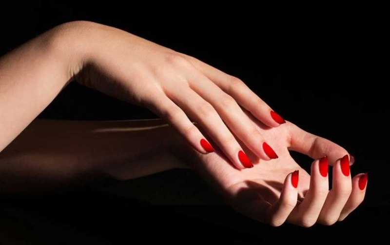 Женская рука с маникюром