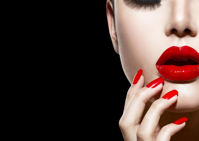 Девушка с маникюром