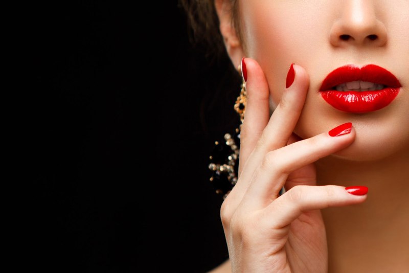 Ногти на темном фоне