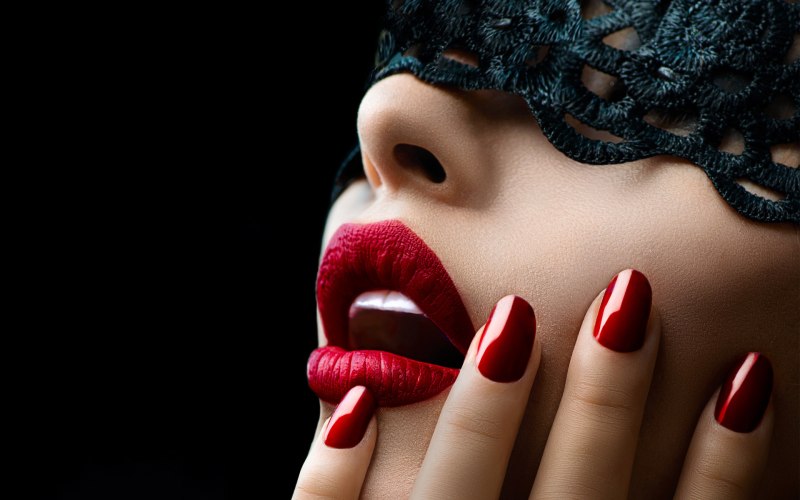 Девушка с черным маникюром